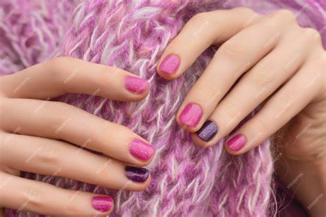 Diseño de uñas rosadas. cuidados manos femeninas sobre fondo rosa ...