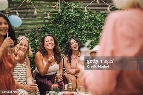 Mature Birthday Party Stock-Fotos und Bilder - Getty Images