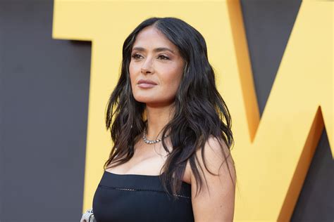 サルマ・ハエック57歳、白髪の写真をバケーション先から世界に発信！
