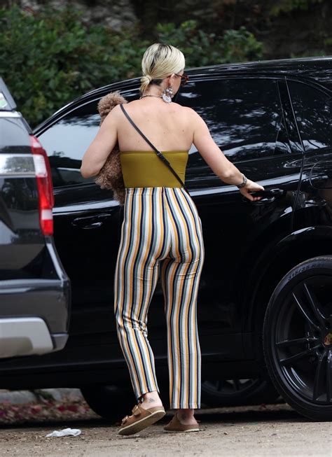 Katy Perry - Beach in Santa Barbara 08/31/2021 • CelebMafia