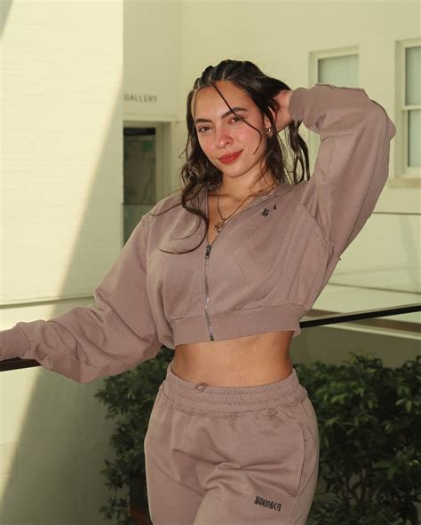 Anais Molina 🇵🇷 | Paseando por el bloque 🤎🌞 Drop ya disponible