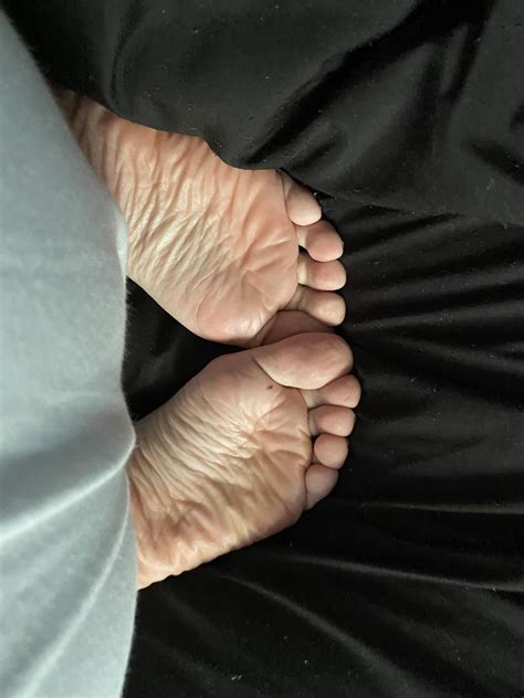 Wrinkles on wrinkles : r/VerifiedFeet