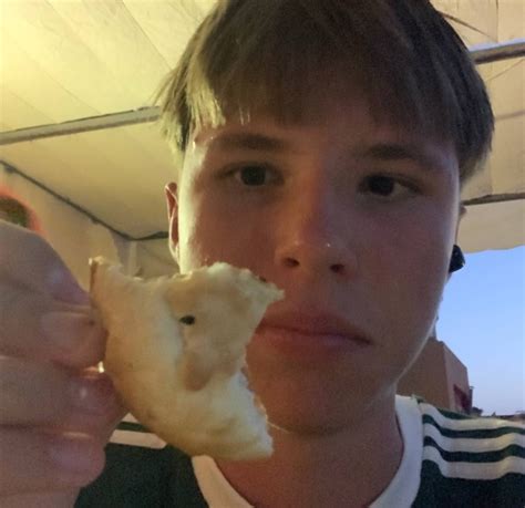 So much food and I’m eating buns | Тоша Картошкин | ВКонтакте