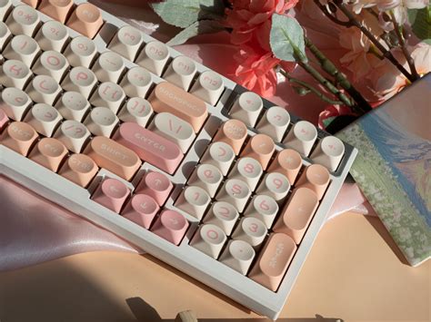 Colorful creativity: the charm of beige and pink clashing two-color in