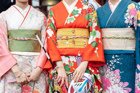 japanese people wear kimonos   patterns  kimonos