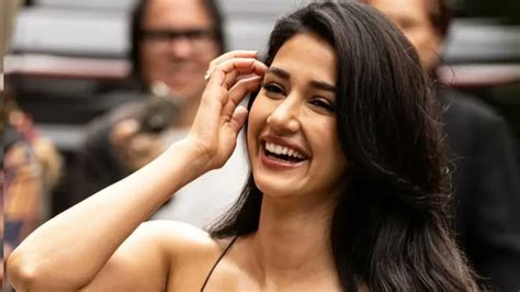 disha patanis st public appearance sends internet  frenzy days