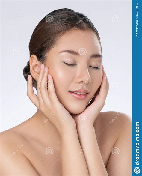 Retrato De Una Jovencita Preciosa Posando Un Gesto De Belleza Con Piel