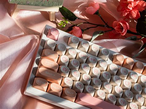 Colorful creativity: the charm of beige and pink clashing two-color in