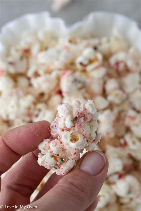 Peppermint White Chocolate Popcorn - Love In My Oven