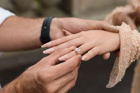 close    engagement ring