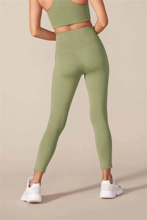 green lululemon leggings outfit ideas