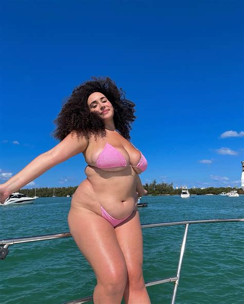 Tana Habibi | Miami Curve Model | Boat daze 🛥️ @FashionNovaCurve 🔎