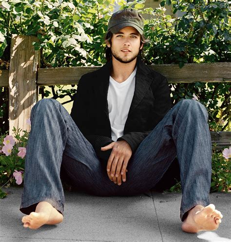 Justin Chatwin's feet