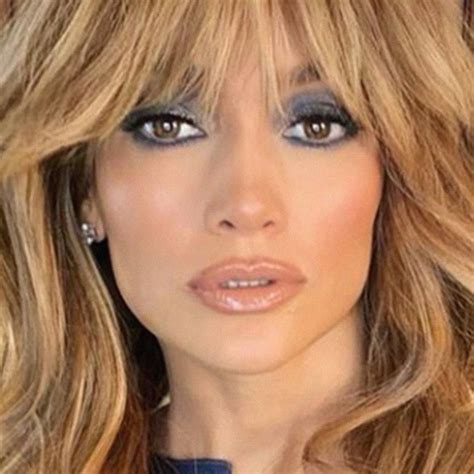 Side fringe medium hair styles are making a major comeback 16