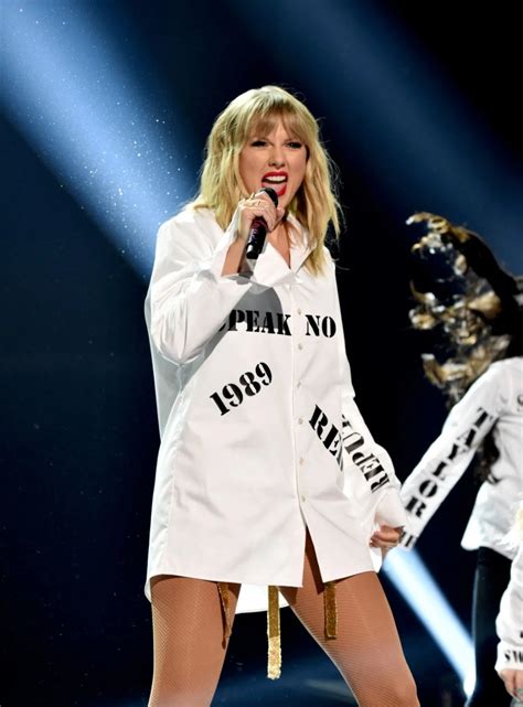 Taylor Swift – Sexy Ass and Legs at 2019 American Music Awards in Los