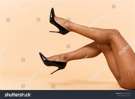 2,884 imágenes de Naked woman wearing heels - Imágenes, fotos y