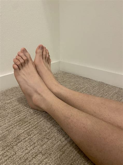 First time sharing my feet. Hope you enjoy my content i have more