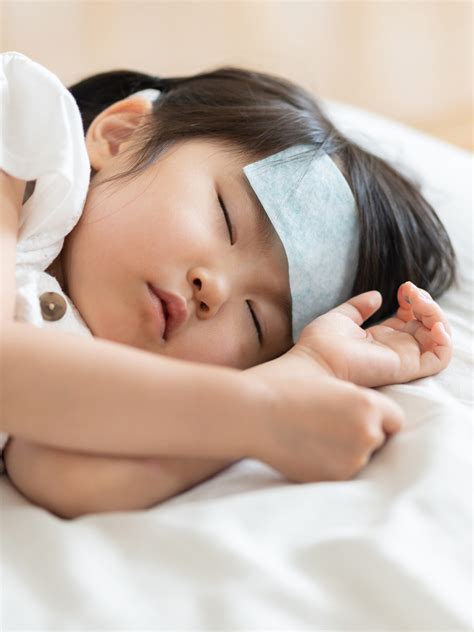how to treat fever and chills at home