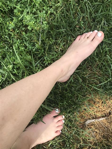 Kiss my perfect feet | Scrolller