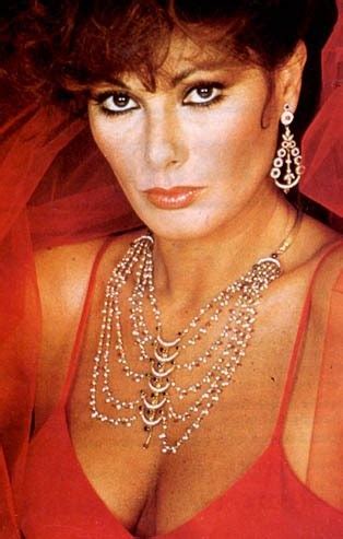 edwige fenech classic beauty beauty pearl necklace