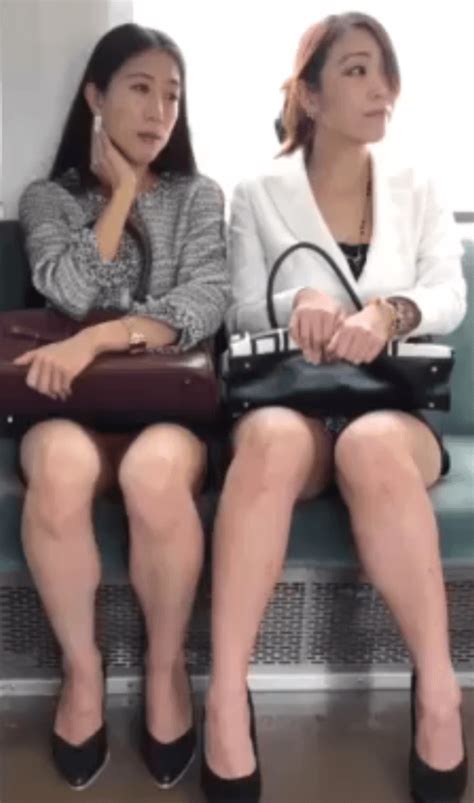 電車内対面パンチラ！ 熟女2人のパンチラ盗撮！ホームで逆さ撮りも！！ | ハミチラポッチ☆動画紹介エログ