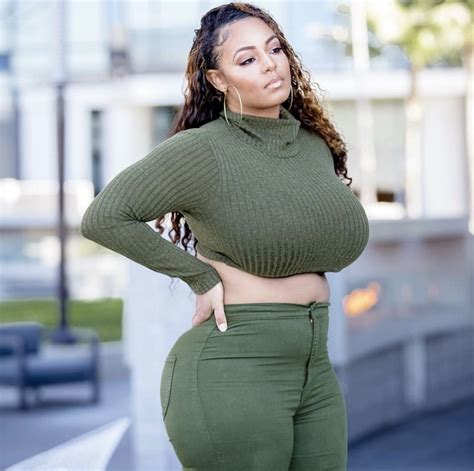 Dívka s gigantomastií, která dokázala svou nevýhodu proměnit ve výhodu