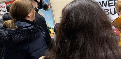 forese maska malox sto metro toy londinoy logho koronaiou pentapostagma