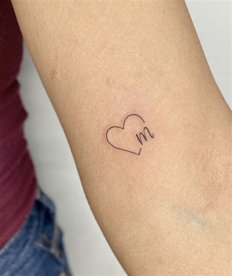 Tatuagem Coração Com Letra - Tatuagem com coração e nome | Tatuagem de coração com letra, Coração ...