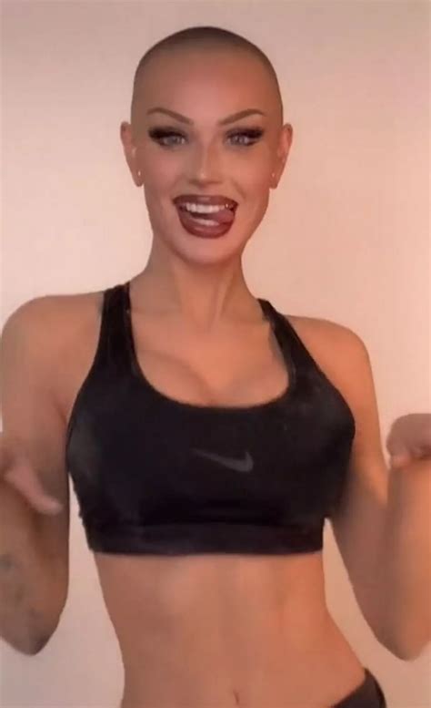 Tattoo model stuns fans by showing what she looks like without any ink