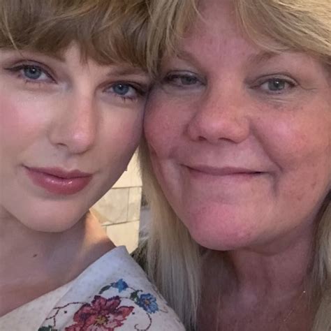 how tall is taylor swift's mom
