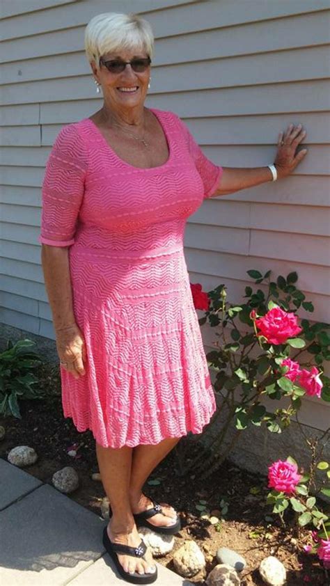 Gardener GILF : r/gilf