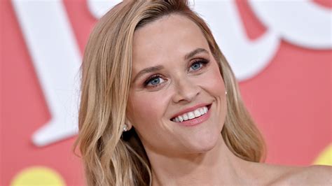 Reese Witherspoon zeigt, wie das perfekte Sommerkleid aussieht