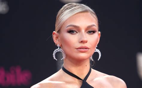 En minibikini multicolor Irina Baeva luce su escultural cuerpo a bordo
