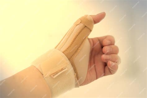 Шина для запястья и большого пальца руки с опорой для запястья при ...