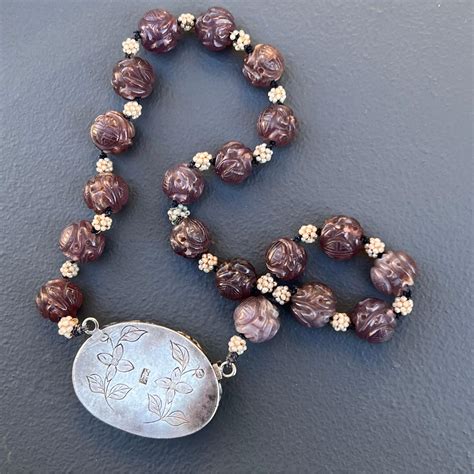 Art Deco Carved Chinese Amethyst Beaded Choker Necklace For Sale at