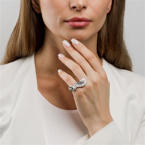 Серебряное кольцо на два пальца NIKA