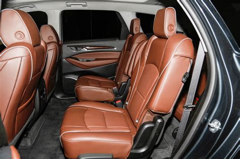 2018 Buick Enclave Avenir rear interior seats 02 - Motor Trend en Español
