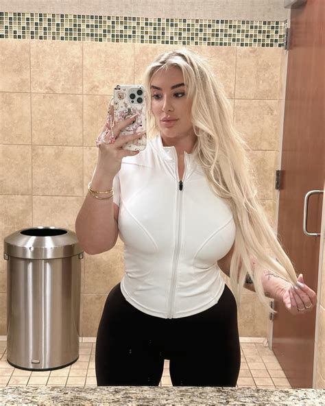 Taya Christian 👩🏼‍🔬 | I hope we’re not growing tired of gym selfies yet