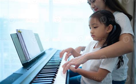 vacaciones familiares, otra hija ayudando a practicar en sus lecciones