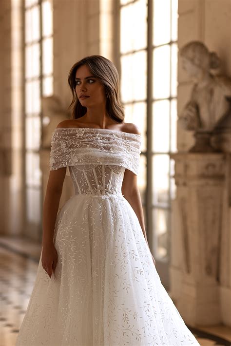 Paris – Wedding Dress: 149 Amadea