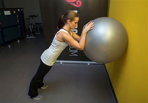 Ball triceps extension - MUSQLE