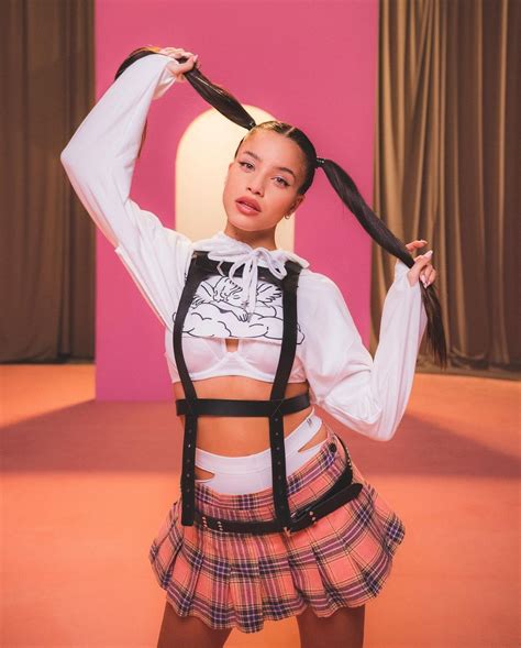 emilia mernes famosas guapas celebridades bonitos famosos