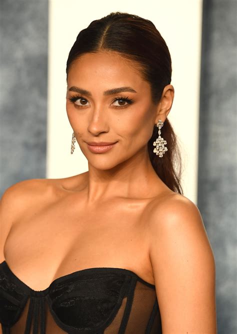 Shay Mitchell Flaunts Strong Abs, Legs, & Underboob In Oscars Pics
