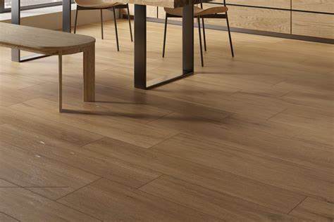 Natürliches Holz - Feinsteinzeug mit Planken, inspiriert von italie...