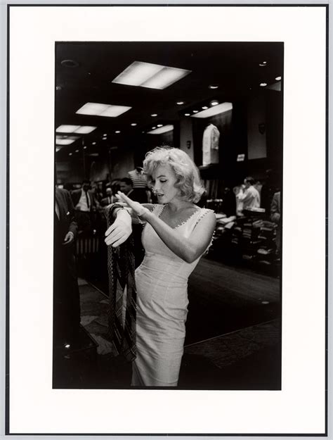 Sam Shaw | Marilyn Monroe shopping on Fifth Avenue, New York. (1957