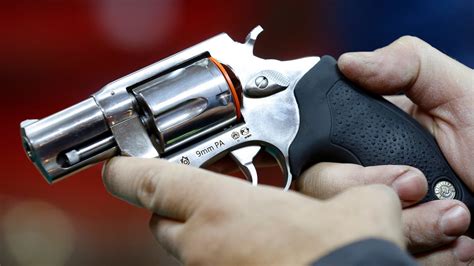 la nueva ruleta rusa descargas electricas en vez de balas russia