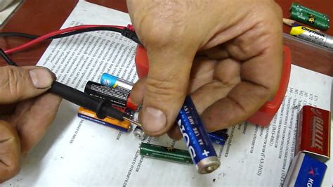 Прикол! Как проверить батарейку и аккумулятор 1,5 V до 9 V. How to ...