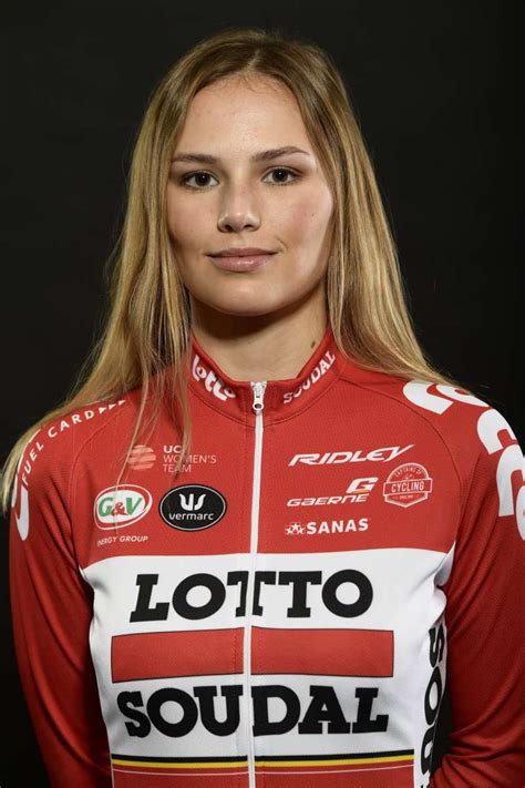 Puck-Moonen.jpg 800×1,200 píxeles | Women cyclist, Bicycle girl