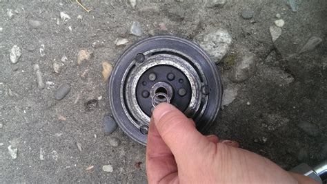 Замена подшипника муфты кондиционера. — Mitsubishi Galant (8G), 2,5 л ...