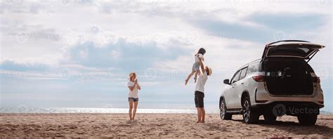 familia feliz con viaje en coche viaje por carretera. vacaciones de